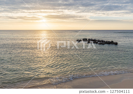 南部島嶼海岸的寧靜日落 127504111
