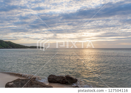 南部島嶼海岸的寧靜日落 127504116