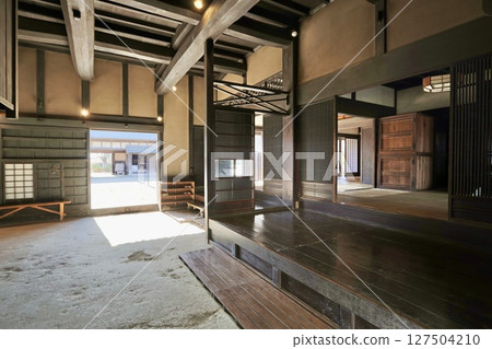 古老木屋裡充滿陽光的泥土地板 127504210