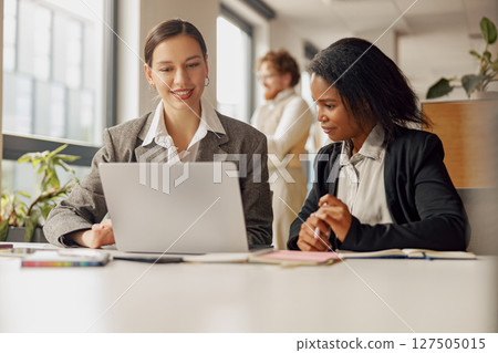 Two Experienced Professionals Collaborating Effectively in a Contemporary Office Environment 127505015