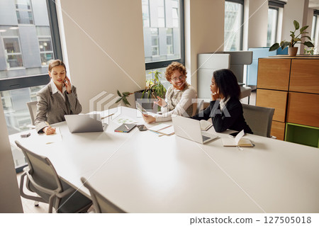 Diverse Businesswomen Collaborating Together in a Modern Office Setting for Success in Projects 127505018