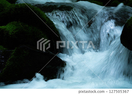 [溪流材料] 清澈碧綠的溪流和水花飛濺 [長野縣] 127505367