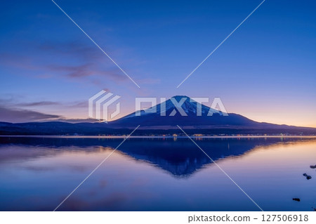 日落後，從山中湖眺望富士山，背景為日落 127506918