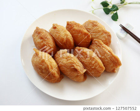 白色背景的自製稻荷壽司 127507552