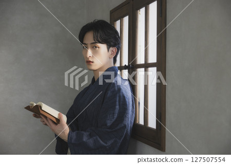 穿著浴衣的年輕人 127507554