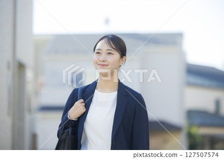 穿西裝的年輕女子 127507574