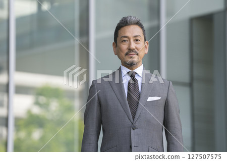 看照相機的資深商人 127507575