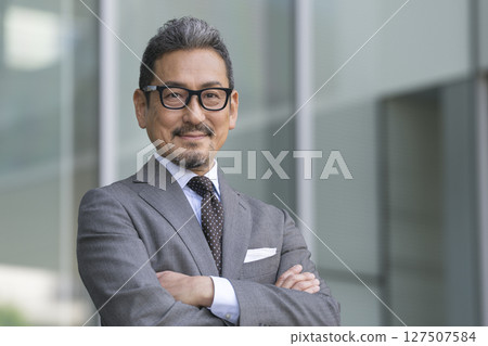 看照相機的資深商人 127507584