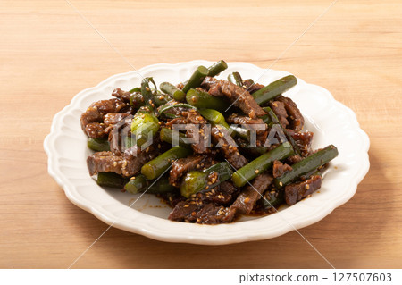 黑毛和牛、芥末海苔、蒜蓉炒菜 127507603