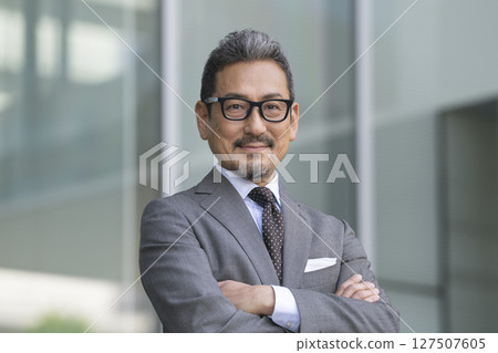 看照相機的資深商人 看照相機的資深商人 127507605