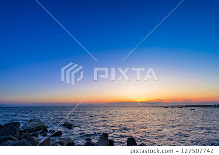 The beautiful horizon at Chojagasaki Beach in Shonan Hayama, dyed in the colors of the sunset 127507742