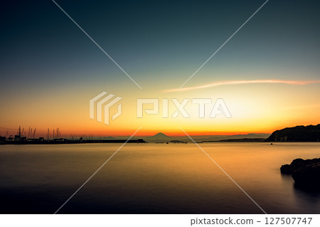 黃昏時分，葉山小濱海岸的寧靜海景與富士山的美景相映成趣 127507747