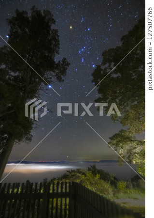 秋季星空:陰雲密佈的獵戶座和冬季銀河 秋季星空:陰雲密佈的獵戶座和冬季銀河 127507766