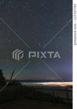 Autumn starry scenery: The Big Dipper rising in the sea of clouds 127507767