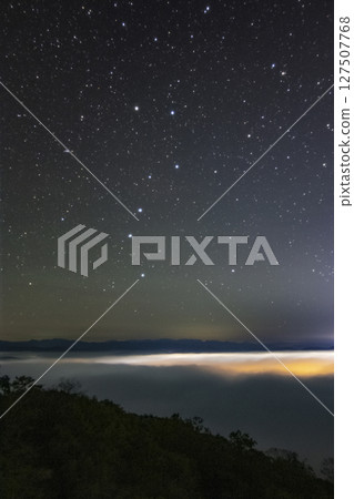 Autumn starry scenery: The Big Dipper rising in the sea of clouds Autumn starry scenery: The Big Dipper rising in the sea of clouds 127507768