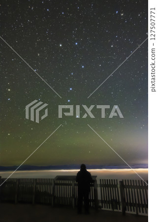 Autumn starry scenery: A person looking up at the Big Dipper rising in the sea of clouds Autumn starry scenery: A person looking up at the Big Dipper rising in the sea of clouds 127507771