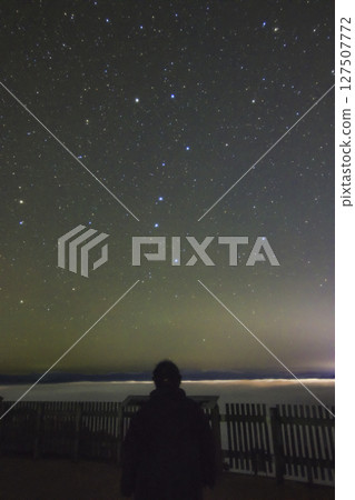Autumn starry scenery: A person looking up at the Big Dipper rising in the sea of clouds Autumn starry scenery: A person looking up at the Big Dipper rising in the sea of clouds 127507772