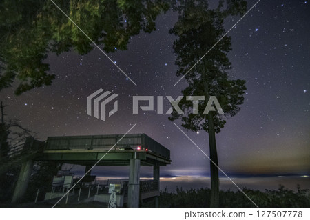 Autumn starry scenery, sea of fog in the forest, observatory Autumn starry scenery, sea of fog in the forest, observatory 127507778