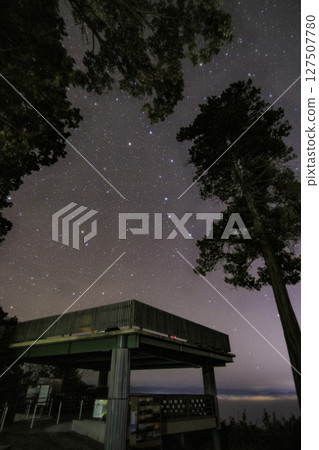 森林裡的霧海瞭望台和雲海裡的北斗七星 森林裡的霧海瞭望台和雲海裡的北斗七星 127507780