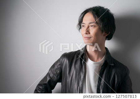 一名身穿皮夾克的男子的肖像 一名身穿皮夾克的男子的肖像 127507813