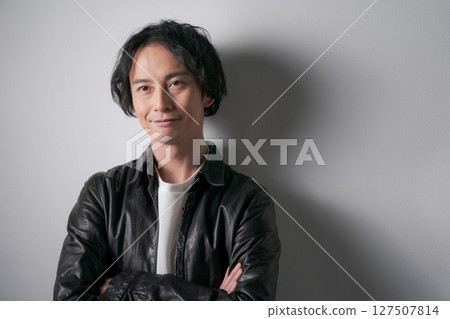一名身穿皮夾克的男子的肖像 127507814