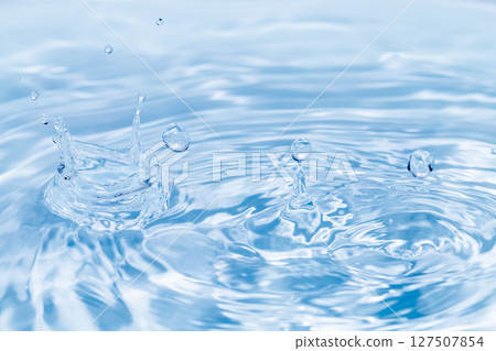 水滴落在水面上。 水滴落在水面上。 127507854