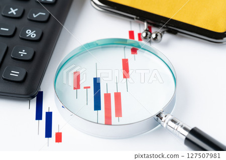 用放大鏡放大的蠟燭圖 127507981