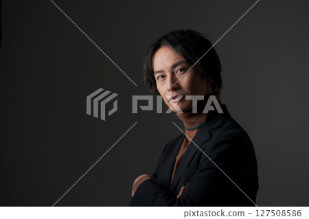 一個穿著夾克的男人 127508586