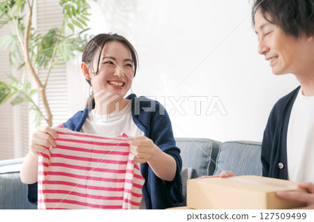 一對夫婦正在收拾衣服 127509499