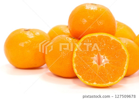Arita mandarin oranges, cut, cross section, light background 127509678