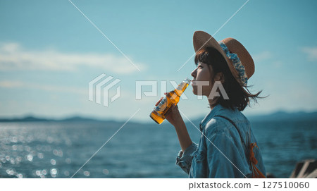在海灘上喝啤酒的女人 127510060