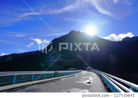 從黑部水壩頂眺望針木山和太陽 127510645