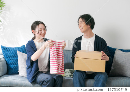 一對夫婦整理衣服 一對夫婦整理衣服 127510749