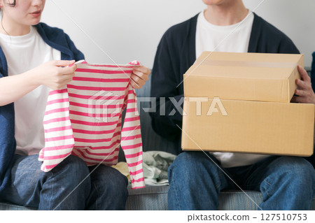 A couple organizing their clothes 127510753