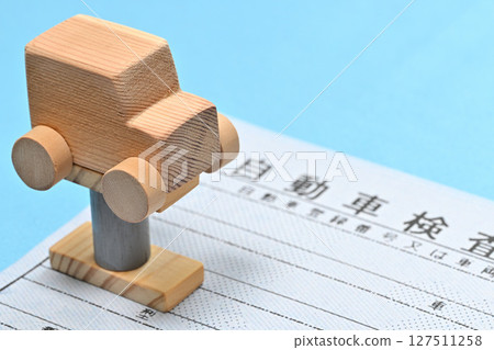 電子車輛檢驗證書和升降機上的汽車的圖像 127511258