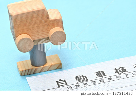 電子車輛檢驗證書和升降機上的汽車的圖像 127511453