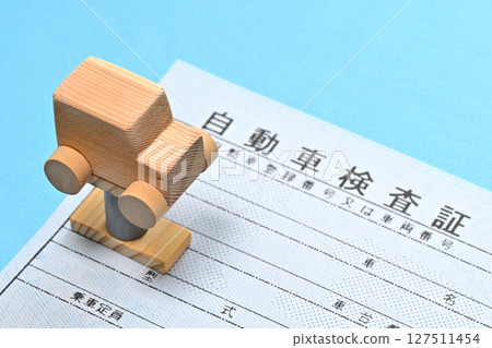 電子車輛檢驗證書和升降機上的汽車的圖像 127511454