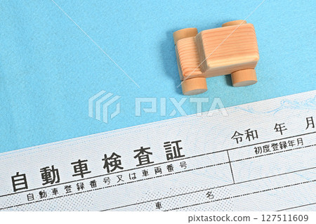 Image of an electronic vehicle inspection certificate and a passenger car 127511609