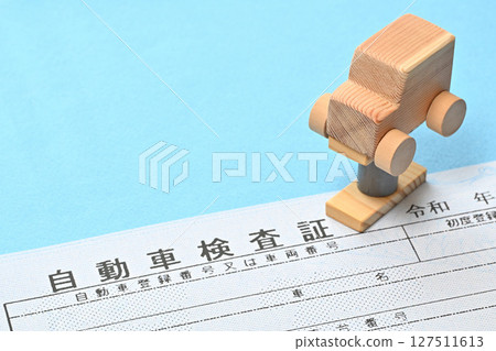 電子車輛檢驗證書和升降機上的汽車的圖像 電子車輛檢驗證書和升降機上的汽車的圖像 127511613