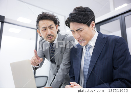 A boss scolding his subordinate and a subordinate being criticized for not achieving goals or making mistakes - How far does power harassment go? A boss scolding his subordinate and a subordinate being criticized for not achieving goals or making mistakes - How far does power harassment go? 127511653