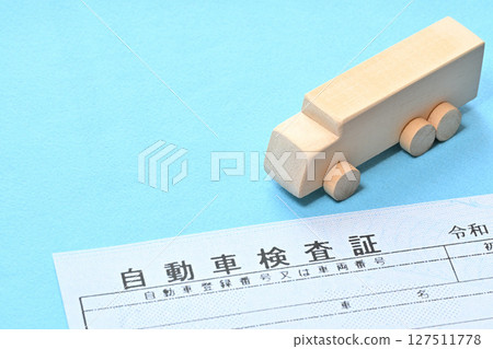 電子車檢證書和大型卡車的圖片 127511778