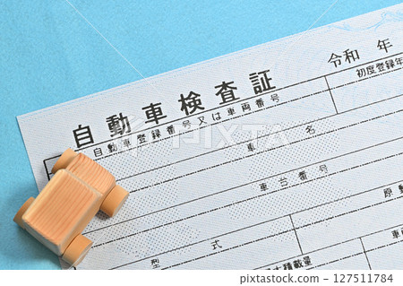 Image of an electronic vehicle inspection certificate and a passenger car 127511784