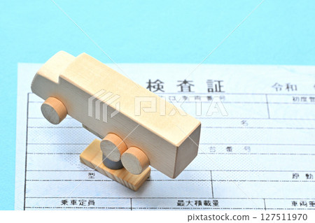 電子車輛檢驗證書和升降機上的大型車輛的圖像 127511970