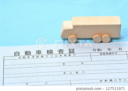 電子車檢證書和大型卡車的圖片 電子車檢證書和大型卡車的圖片 127511971