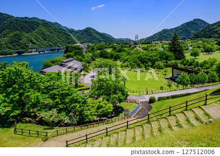 群山環繞、綠意盎然的宮瀨水壩風景 127512006