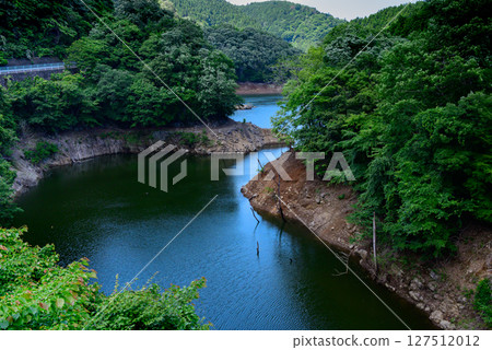 群山環繞、綠意盎然的宮瀨水壩風景 群山環繞、綠意盎然的宮瀨水壩風景 127512012