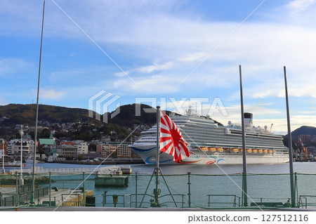 長崎港,一艘驅逐艦的船尾和一艘停靠在松江國際碼頭的豪華遊輪 長崎港,一艘驅逐艦的船尾和一艘停靠在松江國際碼頭的豪華遊輪 127512116