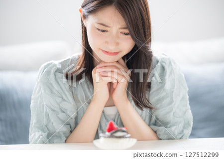 Women who are unsure whether to eat sweets: Sweets are a separate matter, but dieting is a worry 127512299
