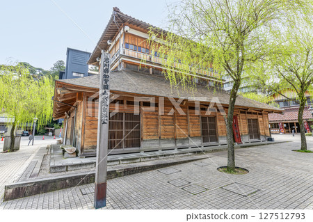 Kosoyu, the symbol of the famous hot spring area Yamashiro Onsen in Kaga City, Ishikawa Prefecture 127512793