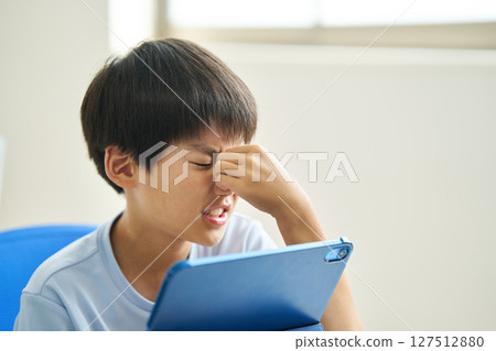Elementary school students' eyes get tired from looking at tablet devices too much 127512880